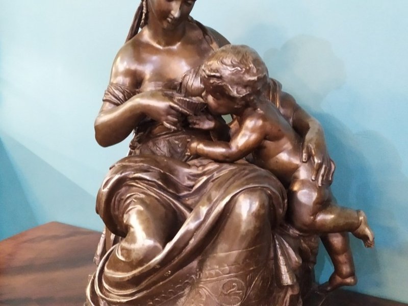 Старинная скульптура «Женщина с младенцем» 1