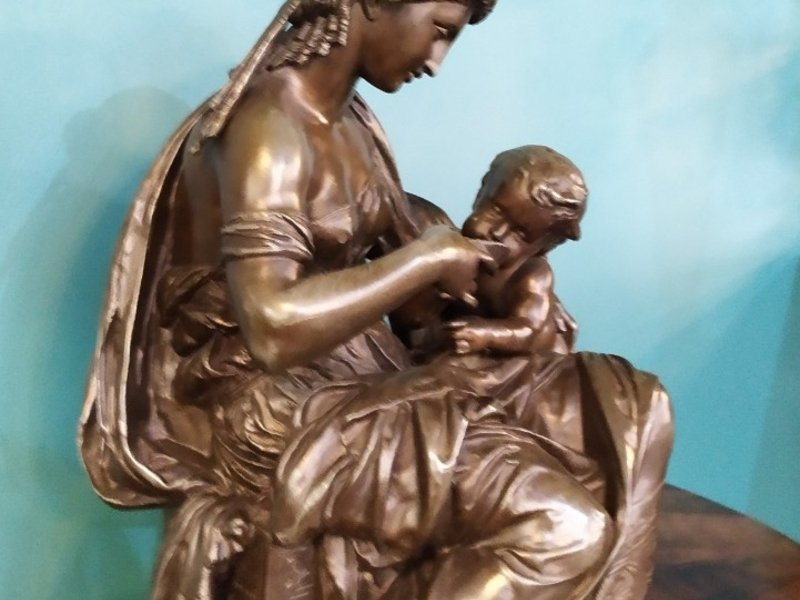 Старинная скульптура «Женщина с младенцем» 0