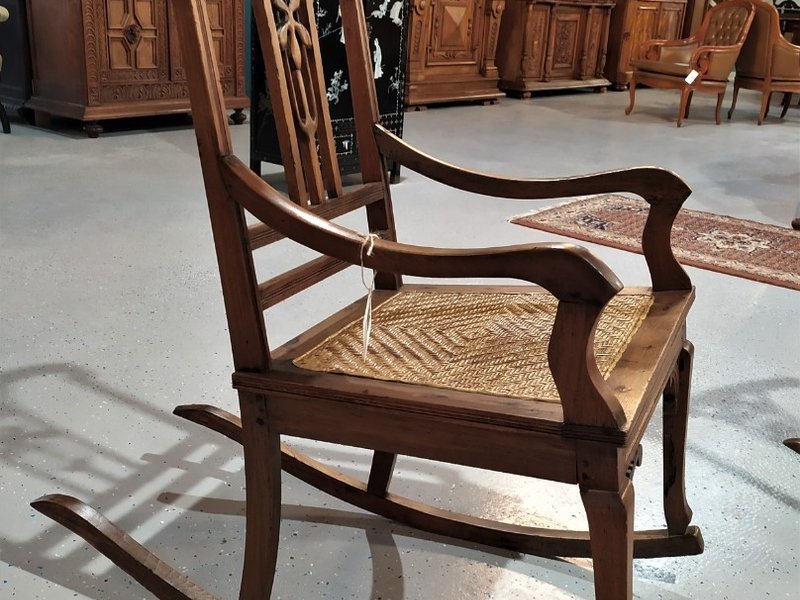 Антикварное кресло-качалка в стиле Модерн 1