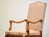 Старинное кресло из массива дерева 1