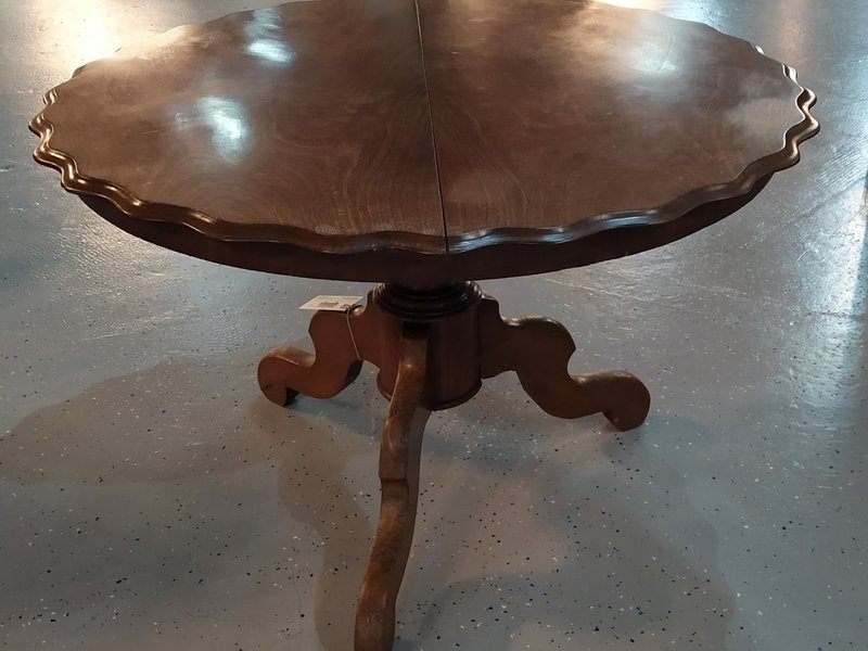 Старинный кофейный столик с резной столешницей 0