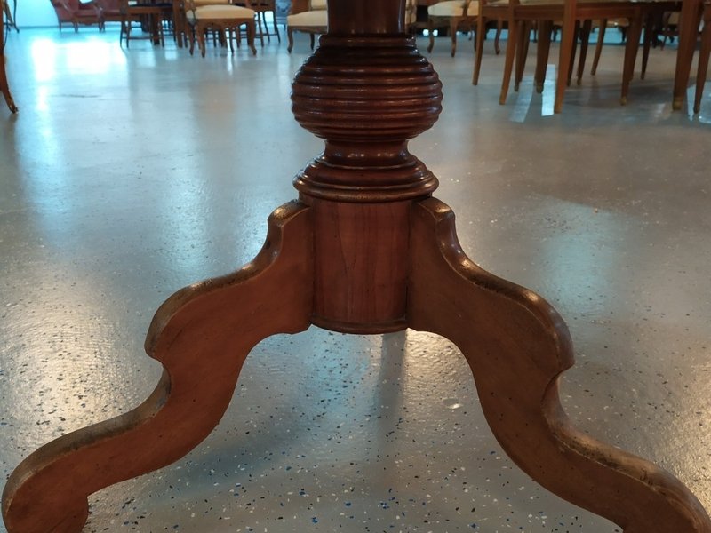 Старинный кофейный столик с резной столешницей 3